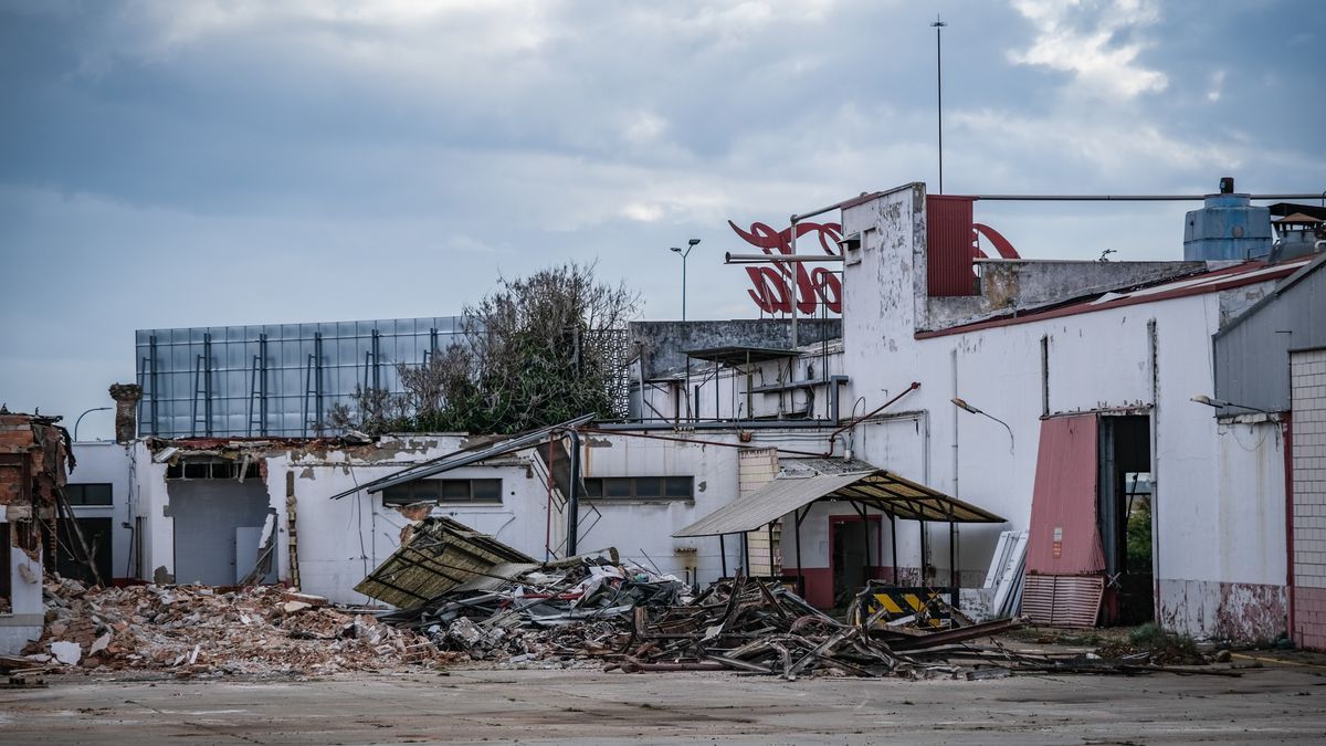 Comienza el derribo de la antigua fábrica de Coca-Cola en Badajoz
